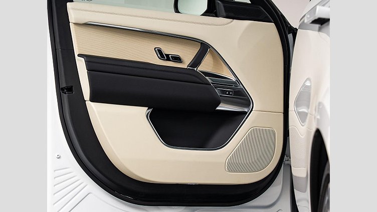 2024 認定中古車 Land Rover Range Rover オストゥーニパールホワイト（お取り扱いの有無については正規ディーラーにお問い合わせください） D300 AWD MHEV（AT） スタンダードホイールベース HSE