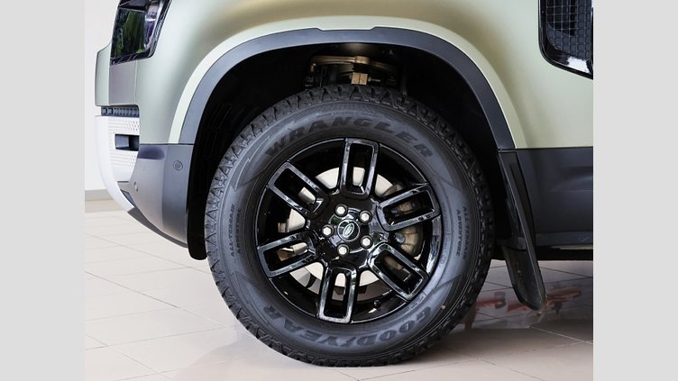 2024 Approved Land Rover Defender 110 Pangea Green Balance of 5 Year/100 000 km's Maintenance plan from inception date. 

**FULL BRAND NEW MATT WRAP***

Electronic Air Suspension, Interior Mirror Smart View,Daytime Running Lamps, Water Wading Aid, Blind Spot Assist, Forward  2024 Land Rover Defender 110 D250 SE