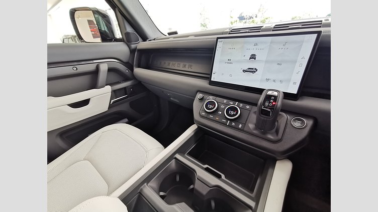 2024 認定中古車 Land Rover Defender 110 カルパチアングレイ P300 ガソリン X-Dynamic SE