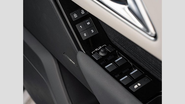 2024 認定中古車 Land Rover Range Rover Velar ハクバシルバー P400eプラグインハイブリッド（ガソリン） スタンダードホイールベース Dynamic SE
