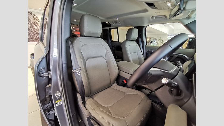 2023 認定中古車 Land Rover Defender 110 アイガーグレイ D300 AWD（AT） S