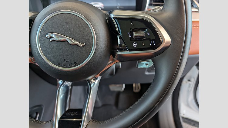 2024 認定中古車 Jaguar F-Pace フジホワイト P250 AWD（オートマチック） R-DYNAMIC SE