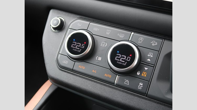 2023 認定中古車 Land Rover Defender 110 サントリーニブラック D300 AWD（AT） X-DYNAMIC HSE