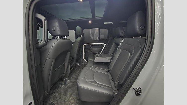2025 Approved Land Rover Defender 110 Fuji White Experience iconic design blended with modern luxury in this 2025 Defender 110 D250 S County Edition, finished in Fuji White with Tasman Blue contrast roof. This Defender is exceptionally well specified and presents in outstanding condition. D250 S County