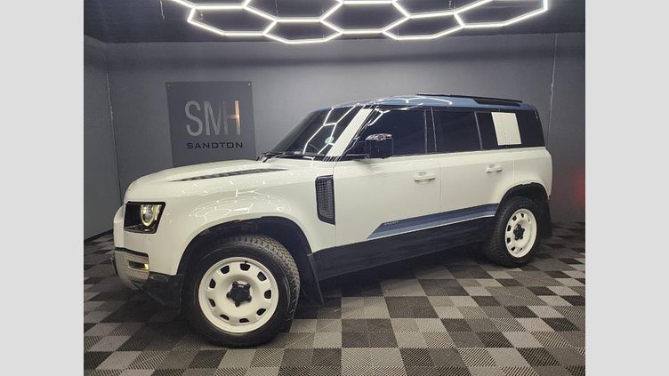 2025 Approved Land Rover Defender 110 Fuji White Experience iconic design blended with modern luxury in this 2025 Defender 110 D250 S County Edition, finished in Fuji White with Tasman Blue contrast roof. This Defender is exceptionally well specified and presents in outstanding condition. D250 S County