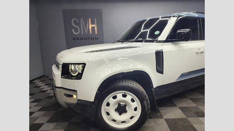 2025 Approved Land Rover Defender 110 Fuji White Experience iconic design blended with modern luxury in this 2025 Defender 110 D250 S County Edition, finished in Fuji White with Tasman Blue contrast roof. This Defender is exceptionally well specified and presents in outstanding condition. D250 S County