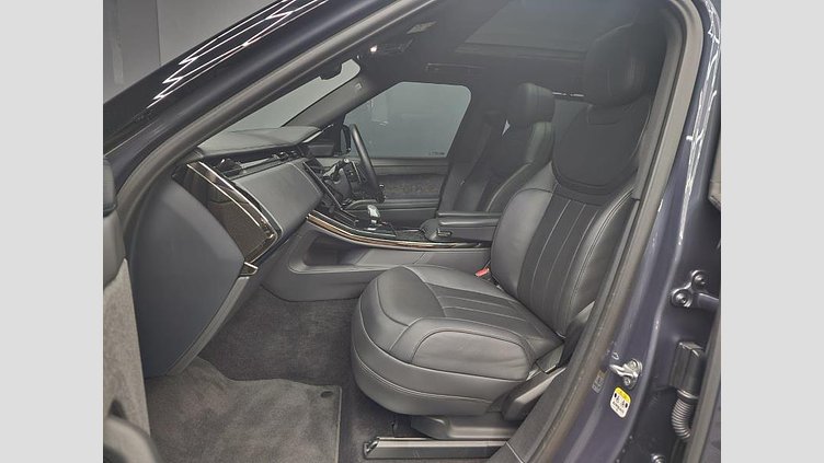 2024 Approved Land Rover Range Rover Sport Varesine Blue Step into exceptional power, luxury, and cutting-edge refinement with this 2024 Range Rover Sport D350 Dynamic HSE finished in striking Varesine Blue, with only 17,000km on the clock.  D350 Dynamic HSE