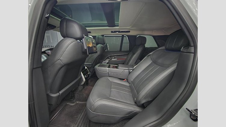 2024 Approved Land Rover Range Rover Fuji White Experience unmatched luxury and performance with the 2024 Land Rover Range Rover P530 Autobiography. Dressed in elegant Fuji White, this SUV combines sophisticated design with cutting-edge engineering.  P530 Autobiography