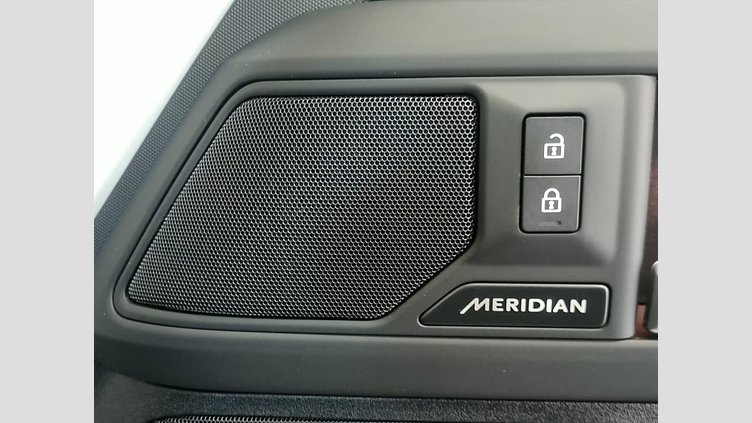 2025 Approved Land Rover Defender 110 Fuji White D250 Defender 110 D250 X-Dynamic SE