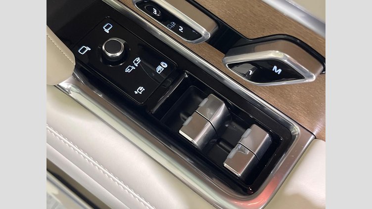 2024 認定中古車 Land Rover Range Rover サントリーニブラック P550 AWD PHEV（AT） スタンダードホイールベース SV