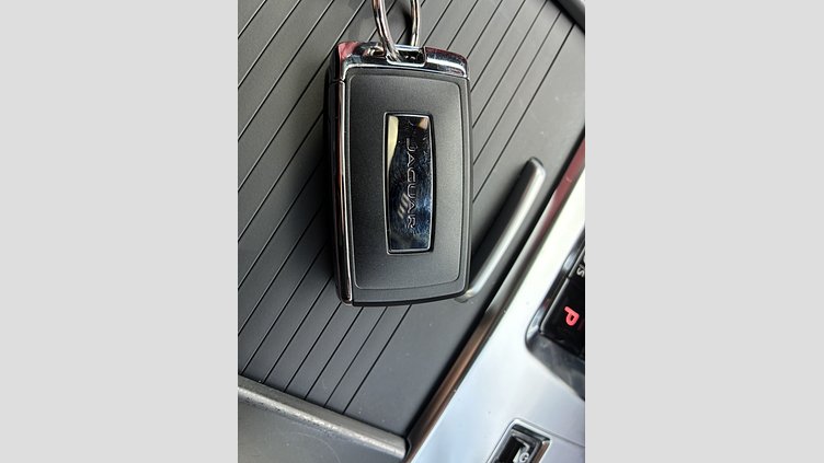2022 認定中古車 Jaguar F-Pace サントリーニブラック P250 AWD（オートマチック） R-DYNAMIC SE