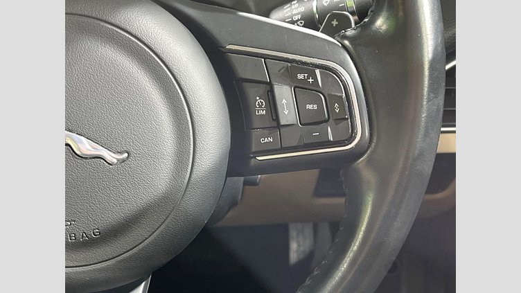 2016 認定中古車 Jaguar XE Loire Blue P200 プレステージ