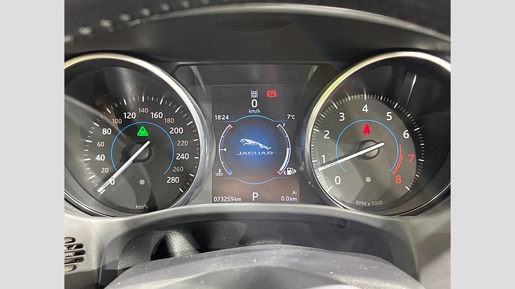 2016 認定中古車 Jaguar XE Loire Blue P200 プレステージ