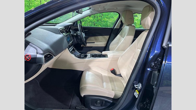 2016 認定中古車 Jaguar XE Loire Blue P200 プレステージ