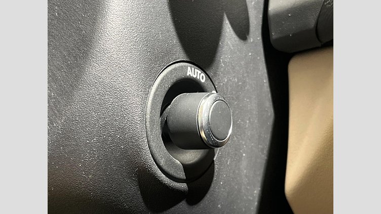 2016 認定中古車 Jaguar XE Loire Blue P200 プレステージ