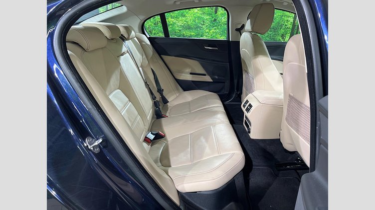 2016 認定中古車 Jaguar XE Loire Blue P200 プレステージ