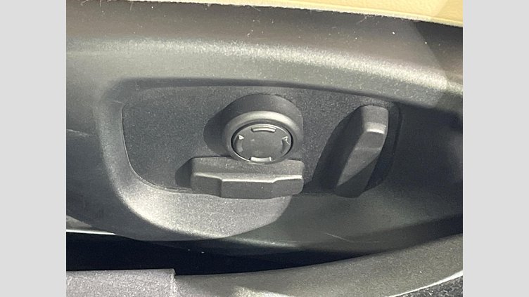 2016 認定中古車 Jaguar XE Loire Blue P200 プレステージ