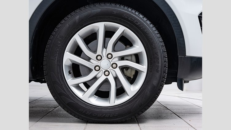 2018 認定中古車 Land Rover Discovery Sport Fuji White 2.0 litre i4D Diesel SE 7人乗り