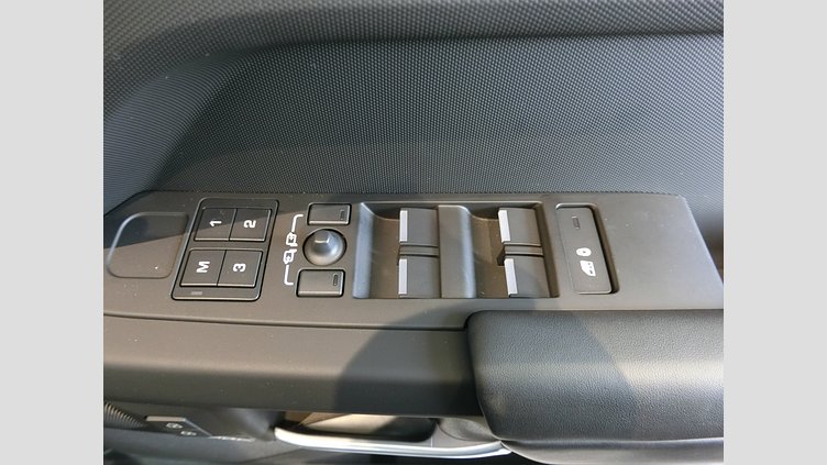 2025 認定中古車 Land Rover Defender 110 サントリーニブラック P300 ガソリン X-Dynamic SE