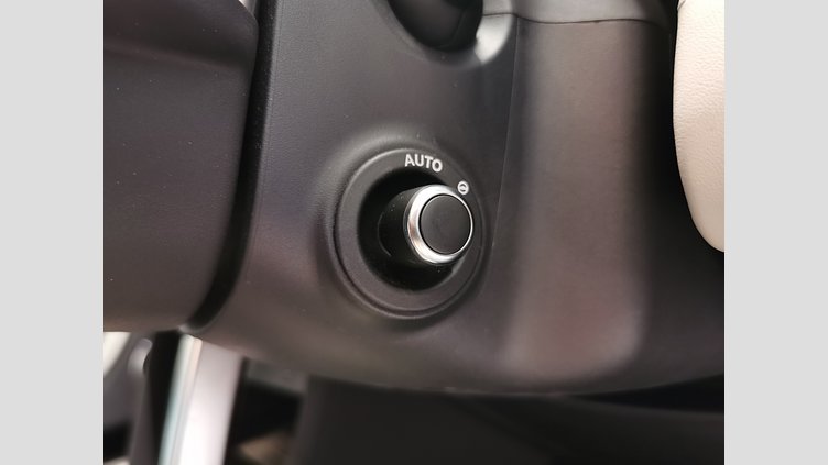 2024 認定中古車 Land Rover Discovery Sport ハクバシルバー P300eプラグインハイブリッド（ガソリン） 標準ホイール DYNAMIC HSE