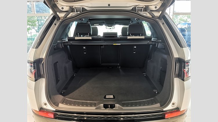 2024 認定中古車 Land Rover Discovery Sport ハクバシルバー P300eプラグインハイブリッド（ガソリン） 標準ホイール DYNAMIC HSE