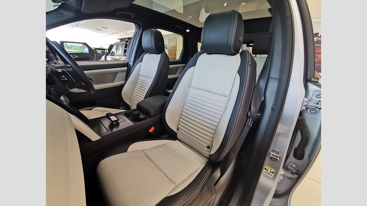 2024 認定中古車 Land Rover Discovery Sport ハクバシルバー P300eプラグインハイブリッド（ガソリン） 標準ホイール DYNAMIC HSE