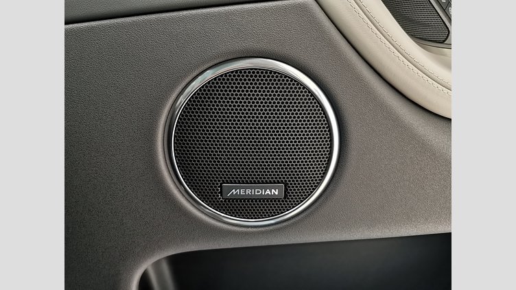 2024 認定中古車 Land Rover Discovery Sport ハクバシルバー P300eプラグインハイブリッド（ガソリン） 標準ホイール DYNAMIC HSE