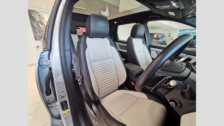 2024 認定中古車 Land Rover Discovery Sport ハクバシルバー P300eプラグインハイブリッド（ガソリン） 標準ホイール DYNAMIC HSE