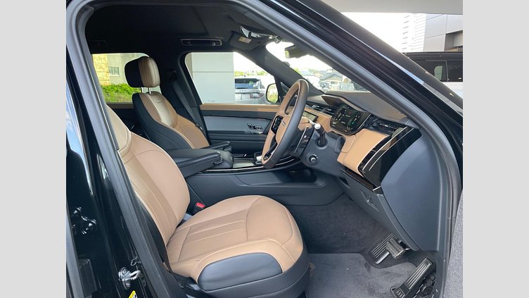 2025 認定中古車 Land Rover Range Rover Sport サントリーニブラック P550eプラグインハイブリッド（ガソリン） スタンダードホイールベース Dynamic SE