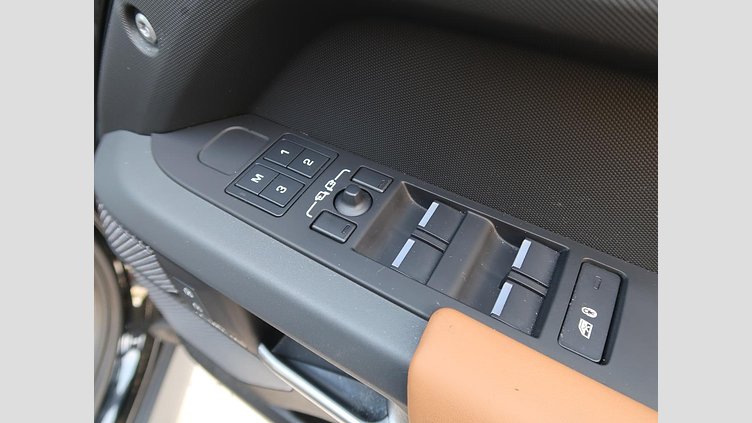 2023 認定中古車 Land Rover Defender 110 サントリーニブラック D300 AWD（AT） X-DYNAMIC HSE