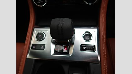 F-Pace 31