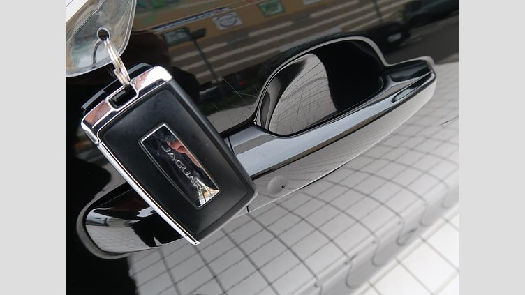 2021 認定中古車 Jaguar F-Pace サントリーニブラック P250 AWD（オートマチック） R-DYNAMIC SE