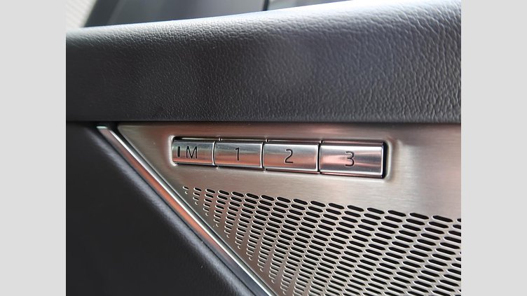 2021 認定中古車 Jaguar F-Pace サントリーニブラック P250 AWD（オートマチック） R-DYNAMIC SE