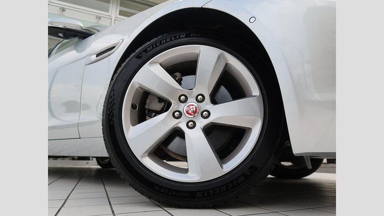 2017 認定中古車 Jaguar XF Indus Silver ガソリン　P250 スポーツブレイク プレステージ