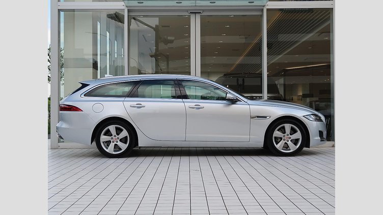 2017 認定中古車 Jaguar XF Indus Silver ガソリン　P250 スポーツブレイク プレステージ