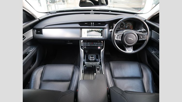 2017 認定中古車 Jaguar XF Indus Silver ガソリン　P250 スポーツブレイク プレステージ
