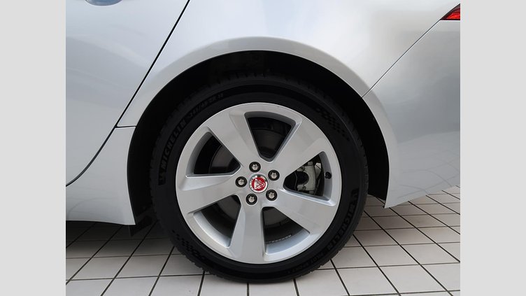 2017 認定中古車 Jaguar XF Indus Silver ガソリン　P250 スポーツブレイク プレステージ