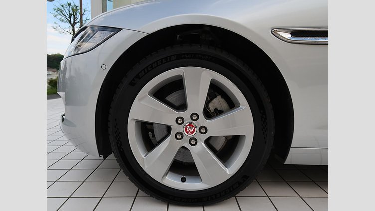 2017 認定中古車 Jaguar XF Indus Silver ガソリン　P250 スポーツブレイク プレステージ