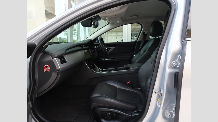 2017 認定中古車 Jaguar XF Indus Silver ガソリン　P250 スポーツブレイク プレステージ