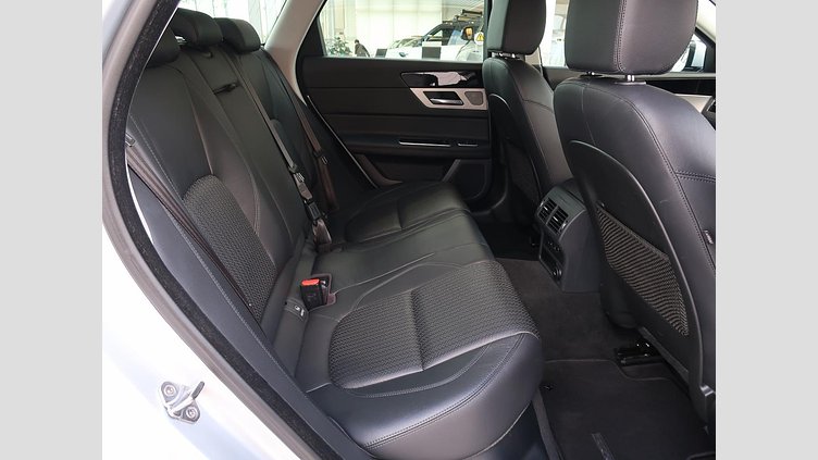 2017 認定中古車 Jaguar XF Indus Silver ガソリン　P250 スポーツブレイク プレステージ