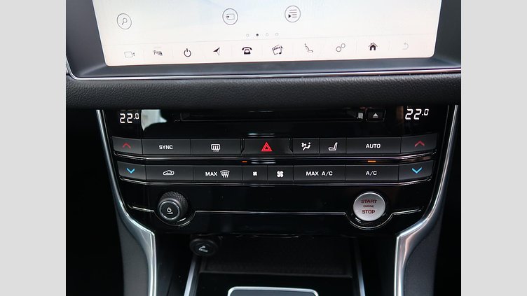 2017 認定中古車 Jaguar XF Indus Silver ガソリン　P250 スポーツブレイク プレステージ