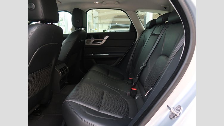 2017 認定中古車 Jaguar XF Indus Silver ガソリン　P250 スポーツブレイク プレステージ