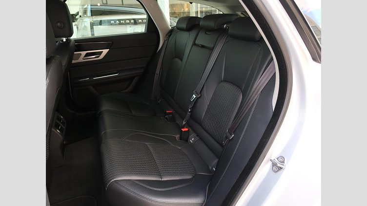 2017 認定中古車 Jaguar XF Indus Silver ガソリン　P250 スポーツブレイク プレステージ