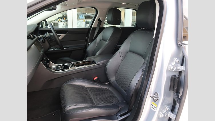 2017 認定中古車 Jaguar XF Indus Silver ガソリン　P250 スポーツブレイク プレステージ