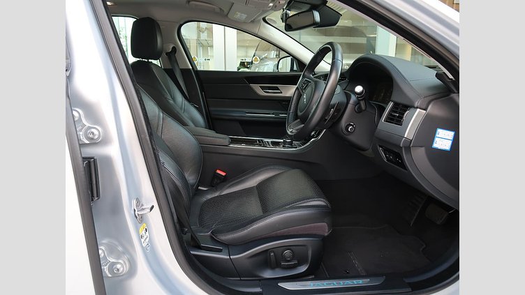 2017 認定中古車 Jaguar XF Indus Silver ガソリン　P250 スポーツブレイク プレステージ