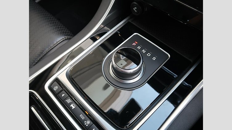 2017 認定中古車 Jaguar XF Indus Silver ガソリン　P250 スポーツブレイク プレステージ
