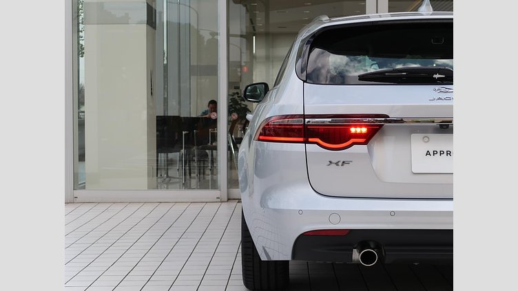 2017 認定中古車 Jaguar XF Indus Silver ガソリン　P250 スポーツブレイク プレステージ