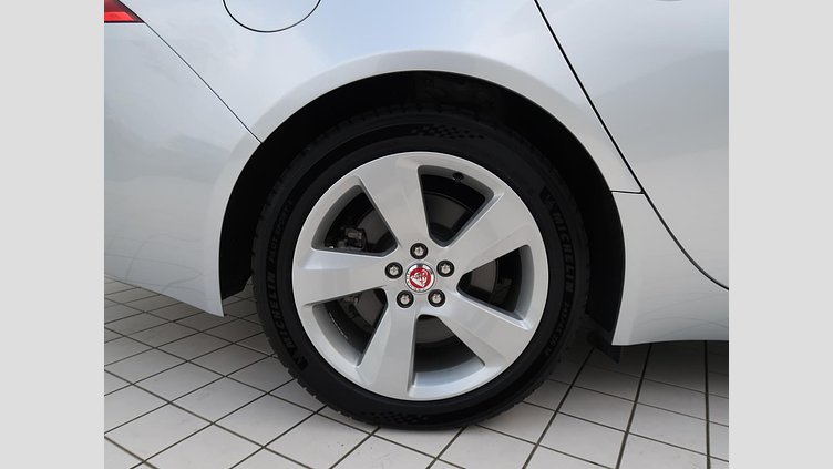 2017 認定中古車 Jaguar XF Indus Silver ガソリン　P250 スポーツブレイク プレステージ