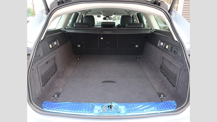 2017 認定中古車 Jaguar XF Indus Silver ガソリン　P250 スポーツブレイク プレステージ