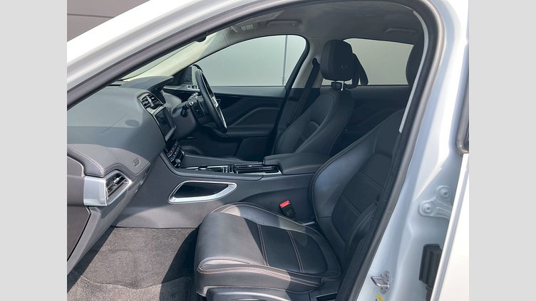 2019 認定中古車 Jaguar F-Pace Fuji White 2.0 litre i4D Diesel Prestige